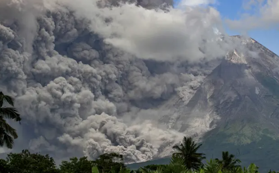 gunung merapi hari ini meletus jam berapa